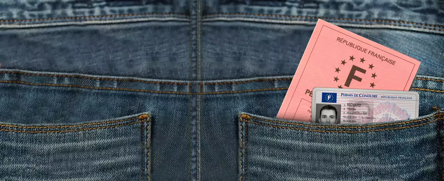 Ancien permis de conduire et nouveau permis de conduire français dans la poche arrière d'un jean